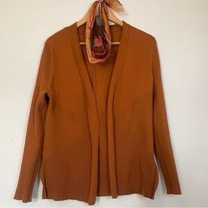 Cardigan with elegant knit pattern in rusty orange color